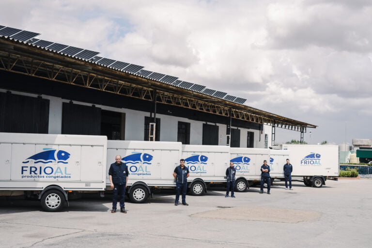 Trabajadores de Frioal con sus camiones